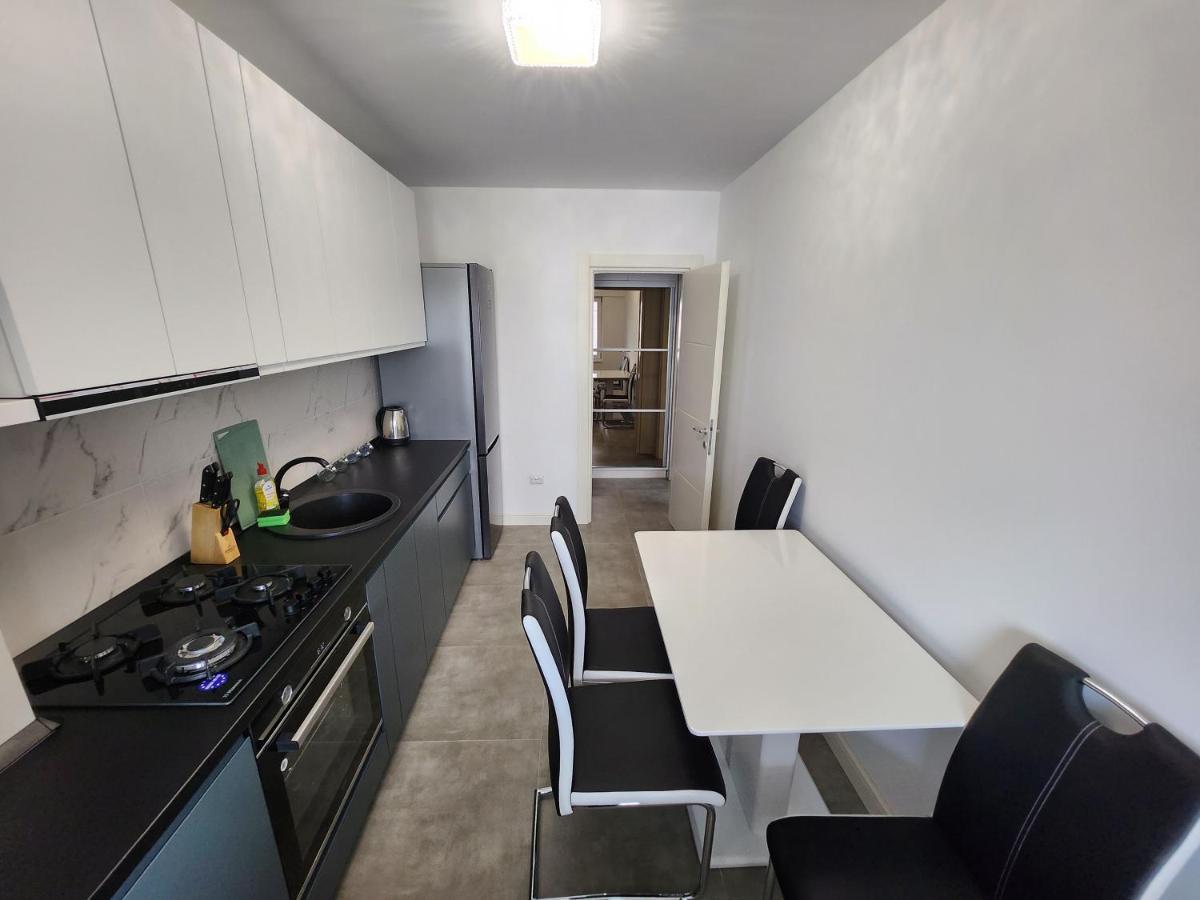 Near Airport 2 Rooms Apartments In Himson Iasi Luaran gambar